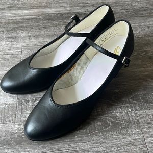 Size 9.5 W Leo’s Dance Shoes Heels